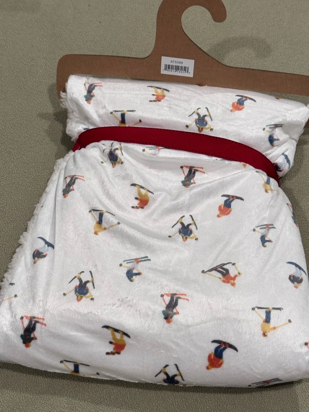 NWT Lila & Jack Skiers Sherpa Baby Blanket Holiday Ski Print Plush White